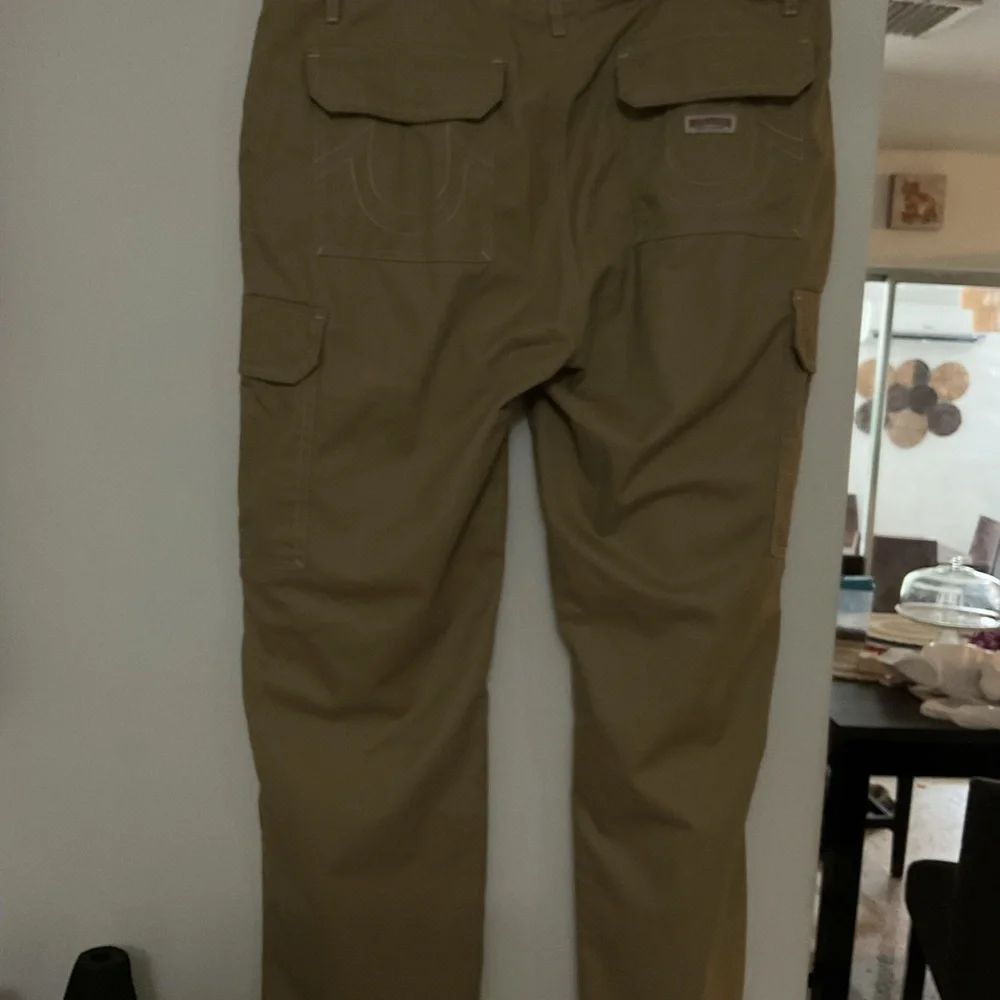 True Religion men’s size 36/32  beige cargo pants